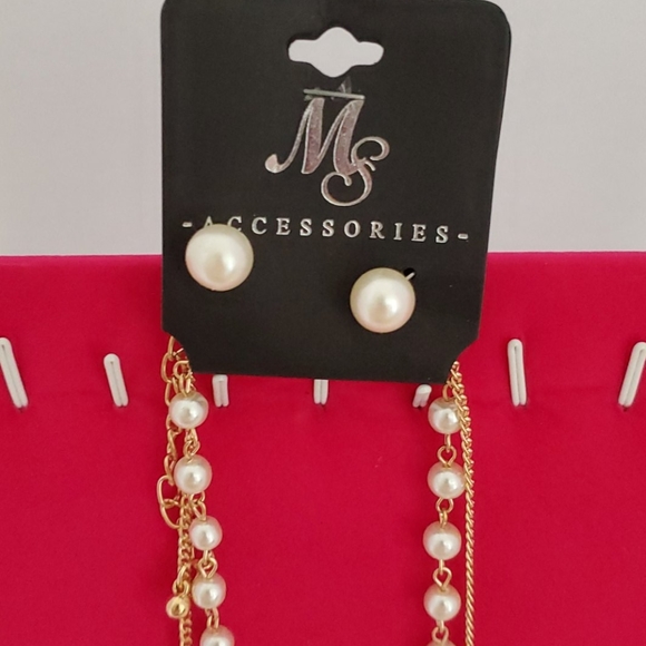 💥3/$10💥 Necklace and earring set - Picture 2 of 3